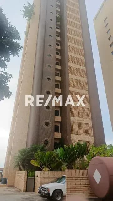 SE ALQUILA BELLO APTO AMOBLADO Y ACTUALIZADO DE 2 PISOS EN EDIFICIO BELEYRE