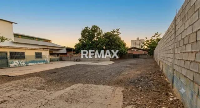 Vendo terreno comercial en excelente ubicación, avenida principal, con Zonificación PR 3 CV, lo que permite ejecutar obras civiles de alta envergadura, hasta diez (10) niveles.