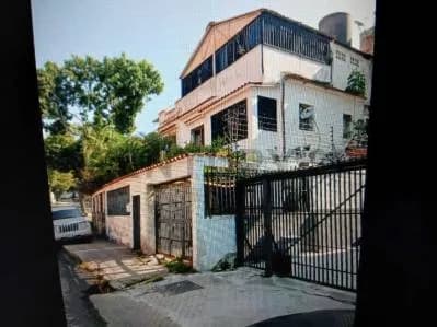 Casa con Potencial Comercial en Bello Monte, 184 m² para Remodelar