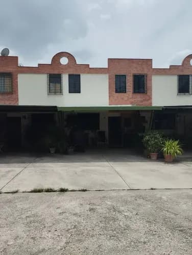 En Venta Town House En Naguanagua Res Villas Del Norte Diagonal Al Centro Comercial Rio Sil (yh)