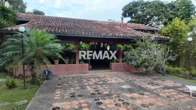Casa en calle cerrada con vista al campo de golf