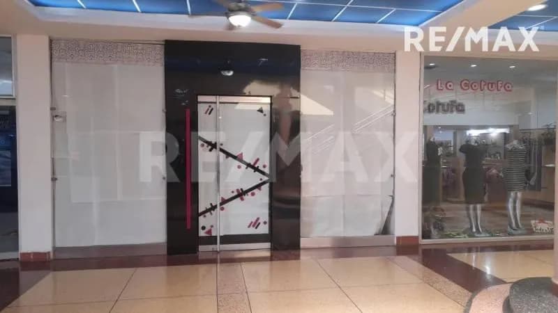 Local en alquiler ubicado en planta baja del Centro comercial Las Virtudes