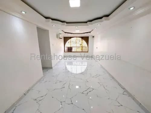 (cliente Directo) Alquiler 26-22048 Moderno Apartamento Remodelado Y Equipado Con 3 Habitaciones, 2 Baños, Internet De Fibra Óptica, 1 Puesto De Estacionamiento Y Maletero En Montalbán.