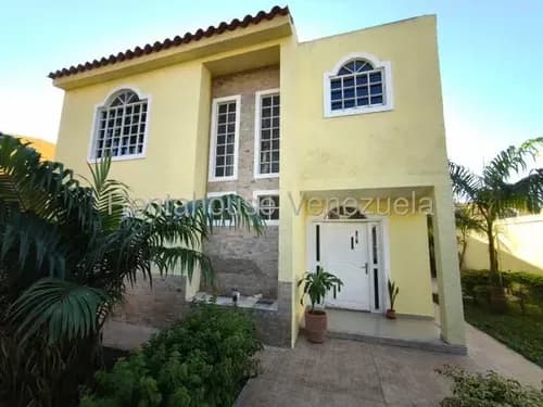 Jip 26-13226. Rentahouse Vende Hermosa Casa De 380 M2, Acabados De Lujo, Area De Parrillera, Terraza. En Urb Morichal, La Victoria
