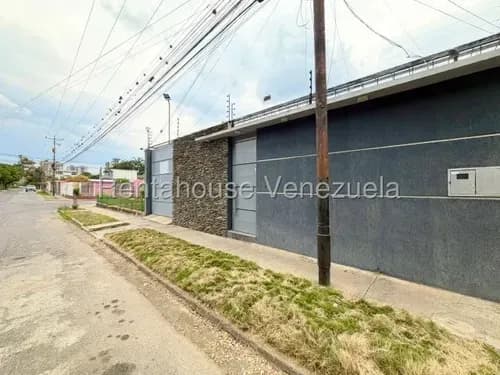 Jesus Teran Vende Bella, Espaciosa, Moderna Y Comoda Casa Ubicada En Urb En Zona Este De Bqto. 26-16130