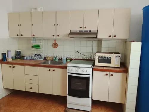 Se Vende Excelente Apartamento Ubicado En La Urbanización Las Palmeras, Naguanagua. Una Propiedad Que Destaca Por Su Amplitud, Excelente Distribución Y Un Clima Muy Fresco