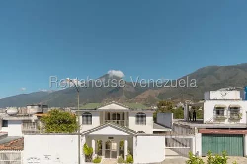 Casa En Venta Remodelada En Calle Cerrada Con Vigilancia El Marques Fc 26-13883