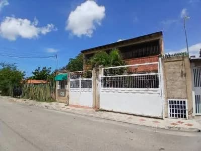 AMPLIA CASA DUPLEX CON POTENCIAL PARA NEGOCIO EN MUNICIPIO GARCIA