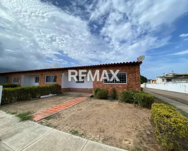 ¿BUSCAS HOGAR EN MARGARITA? SE VENDE CASA EN VALLE HERMOSO: 146M² DE CONSTRUCCIÓN, PISCINA Y VIGILANCIA. ZONA RESIDENCIAL CONSOLIDADA CON CERCANÍA AL MAR Y SERVICIOS. ¡TU INVERSIÓN SEGURA HOY!
