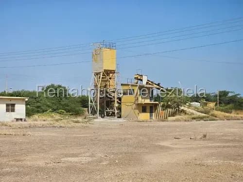 Amplio Terreno Con 10 Oficinas Para Uso Comercial En Intercomunal Coro La Vela # 26-11083