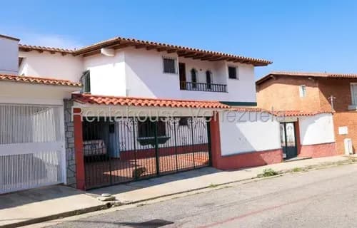 Te Presento Una Elegante Y Confortable Casa De Dos Niveles En Venta, Con Aproximadamente 450m2 De Construcción En Los Naranjos Del Cafetal Mls #25-18296