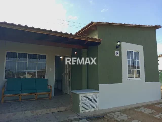Casa en alquiler en Altos de Maneiro, Conjunto Residencial Villa Carmen.
