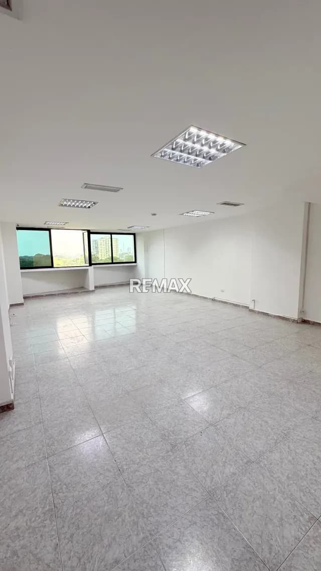 Oficina en Alquiler Torre Movilnet concepto abierto planta 50% excelente ubicación