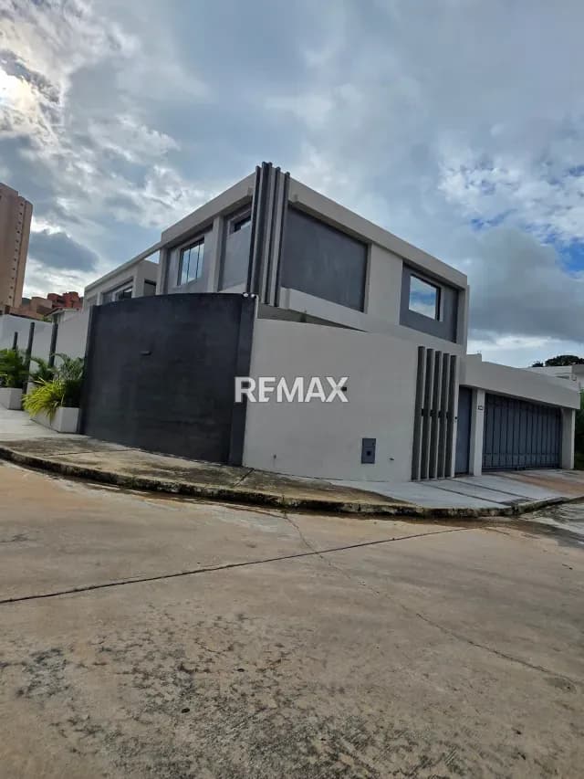 Lujosa Casa 2 plantas de Esquina Urb. Valles de Camoruco