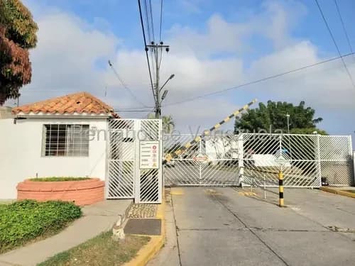 Karen García Vende Hermosa Casa De Dos Niveles En Cabudare, Cód. 26-14849, Con Vigilancia 24/7, Amplias Habitaciones, Baños Modernos, Tanque Subterráneo.