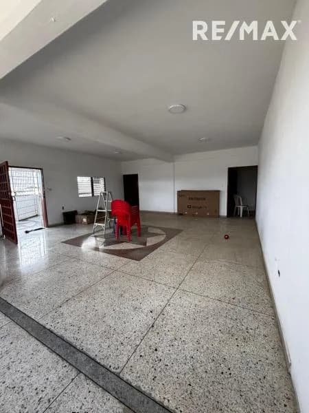 En venta apartamento con galpon a pie de calle en el Oeste de Barquisimeto