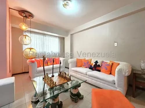 Naudy Escalona & Maribel Morillo Asesores Inmobiliarios De Rentahouse Venden Conservado Apartamento En Zona Este De Barquisimeto 26-17988 Lara