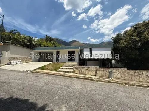 Hermosa Casa Con Amplio Terreno Y Vista Al Avila Ubicada En El Marques De 325 M2 De Construccion Y 597 M2 De Terreno