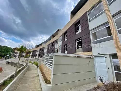 Townhouse En Venta Con Terraza Y Jardín En Colinas De La Tahona #23-29311