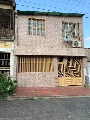 Casa En Venta Urb La Esmeralda San Diego. Cod Plc-1043. Norail Machado