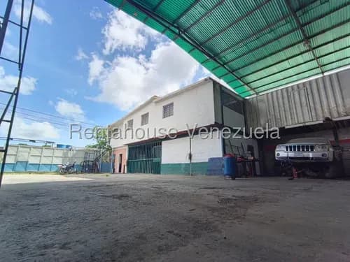 Galpón-depósito En Venta En La Yaguara A Pie De Calle Con Circuito Cerrado Y Amplio Estacionamiento.