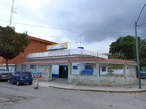 Casa En Venta En Esquina Con Local Comercial Y Amplio Terreno En Catia La Mar La Colina