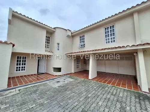 Espectacular Townhouse De 275 M2 En Conjunto Cerrado De Alto Nivel. Amplios Espacios, Área De Parrilla, Pozo De Agua Y Excelente Distribución. En Perfectas Condiciones De Mantenimiento.