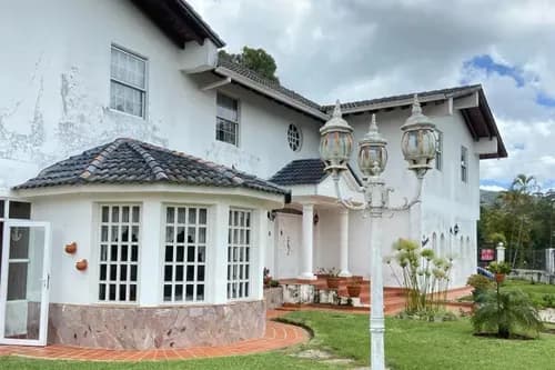 Casa De Dos Pisos En Urb Club De Campo San Antonio De Los Altos