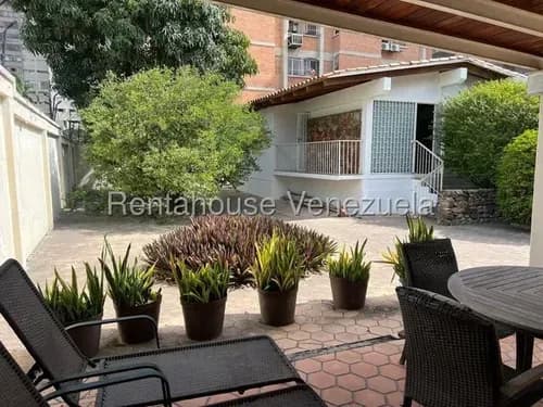 Ingrith Baptista Ende Casa Para Remodelar Al Ese De Barquisimeto. Cercano A Vías Publicas, Colegios, Clínicas, Centro Comerciales, Avenida, Entre Otras Bondades