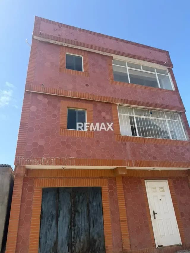 EN VENTA CONSTRUCCIÓN COMERCIAL DE 99 METROS 2 EN CASCO CENTRAL DE TUCACAS