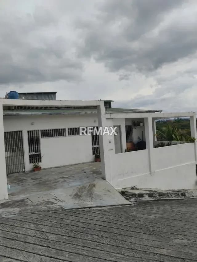 EN VENTA CASA EN PERIBECA