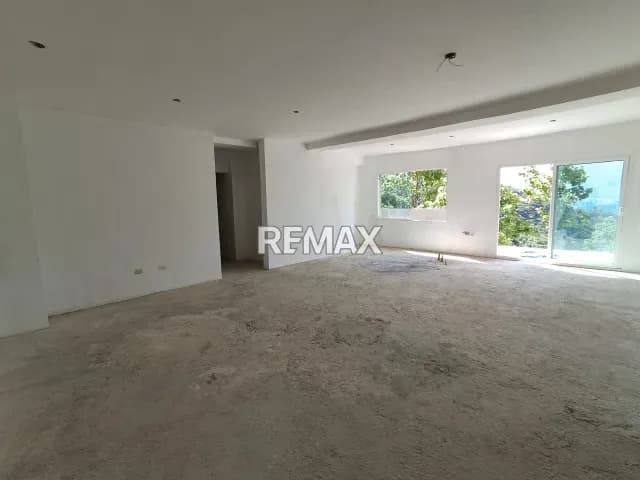 Venta estupenda Planta Baja con Terraza en obra Gris urb. Solar del Hatillo