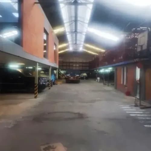 Vendo Funcional Galpón Comercio-industrial En La Zona Industrial De La Yaguara. 1.628 M2. Remodelado. Equipado. E. Waldemar. .