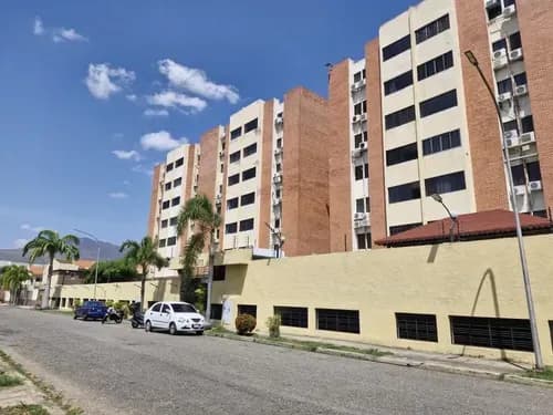 Excelente Apartamento Semi-amoblado En Piso Bajo Con Pozo De Agua, Piscina, Doble Puesto De Estacionamiento Y Ubicación Top Urbanización Tazajal, Residencias Araguaney Hsi-dr