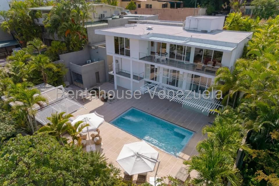 Casa (Multipes Niveles) en Venta en Prados del Este, Distrito Metropolitano