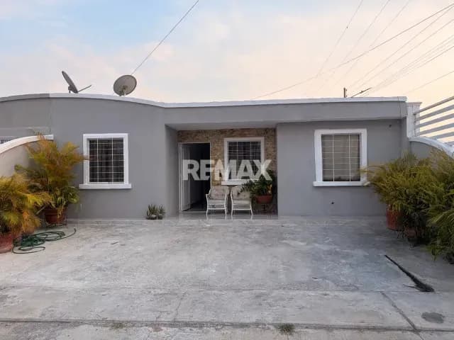 Comoda y espaciosa casa en la urb. Roca del llano