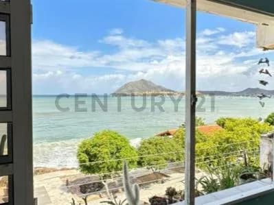 Edificio en juan griego con vista al mar