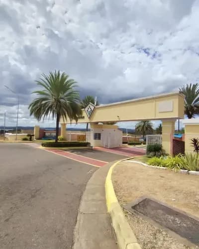 En Venta Casa Modelo Orquídea En Guayana Country Club, Puerto Ordaz. Consta De 3 Habitaciones; 2 Baños; Garaje Techado Con Capacidad Para 3 Vehículos.práctic