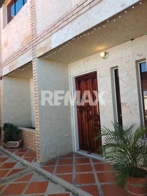 Moderno Town House en venta en 0295 Suites - Margarita con acabados de primera y agua permanente.