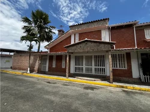 Excelente Casa En Venta En Urb. San Francisco Llano Alto Carrizal.