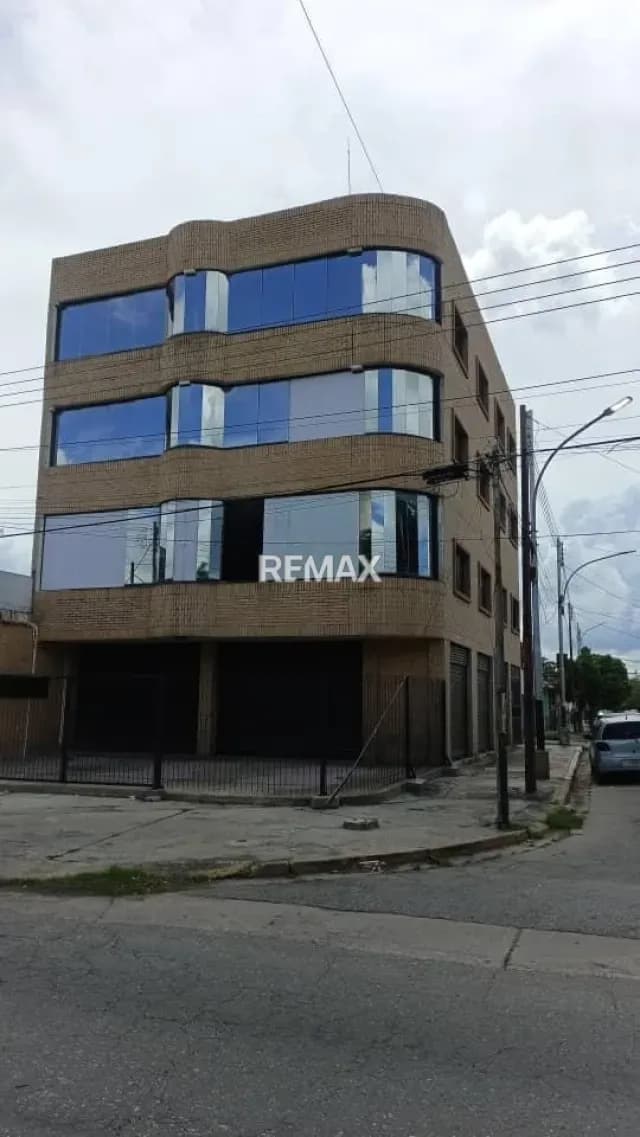 EN ALQUILER: Edificio Comercial Completo, Avenida Constitución, Maracay, Estado Aragua.