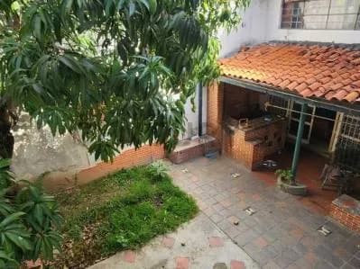 CASA para remodelar en Urbanización Santa Cecilia