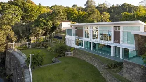 Espectacular Y Amplia Casa Completamente Remodelada De Estilo Moderno Con Una Impecable Decoración