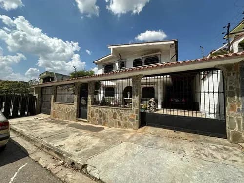 Casa Para Actualizar En Venta En Urbanización Las Chimeneas. Cod. 312211