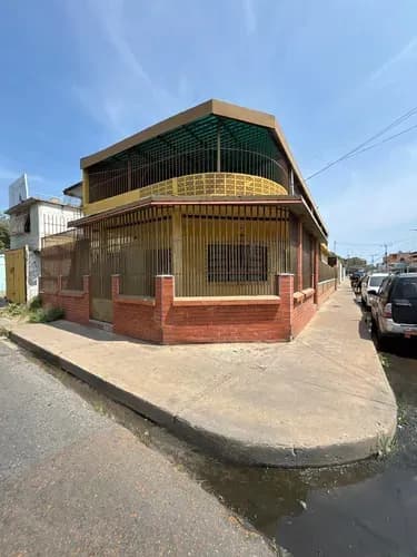 Casa En Venta De Esquina Zona Muy Comercial