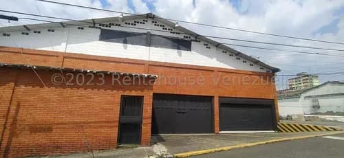 En Alquiler Versátil Galpón En Centro De Barquisimeto, Ideal Para Taller De Latonería Y Pintura, Oficinas Con Vista Panorámicas, Karen García, Cód. 25-4353