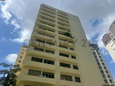 PH con Terraza y Vista al Ávila y Campos de Golf para Remodelar en Campo Alegre