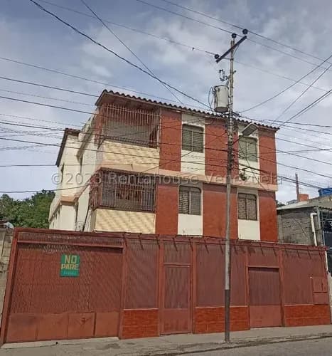 # 24-16570 Venta Edificio De Tres Niveles Con Local Comercial, Dos Apartamentos Y Terraza Amplia Oeste Barquisimeto, Lara Aa