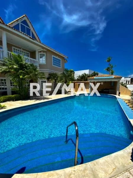 VILLA CON MUELLE EN VENTA LECHERIA