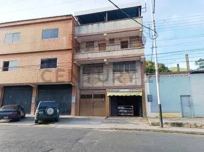 Ofrecemos para la venta Edificio pequeño con Local Comercial y Apartamento